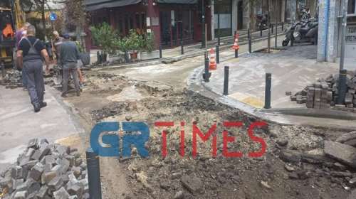 Κακοκαιρία: Απεγκλωβισμός ατόμου στην Κατερίνη - Ξηλώθηκαν δρόμοι στην Θεσσαλονίκη από τις έντονες βροχές