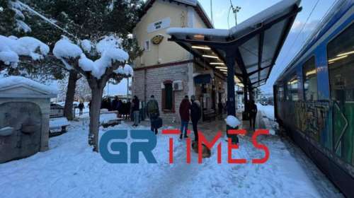 Κακοκαιρία &quot;Ελπίς&quot;: Στην Αθήνα με λεωφορεία οι 300 εγκλωβισμένοι επιβάτες τρένου στην Οινόη [βίντεο]