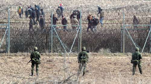 Συναγερμός στον Έβρο: 1.500 μετανάστες προσπάθησαν να μπουν στην Ελλάδα μέσα σε ένα 24ωρο