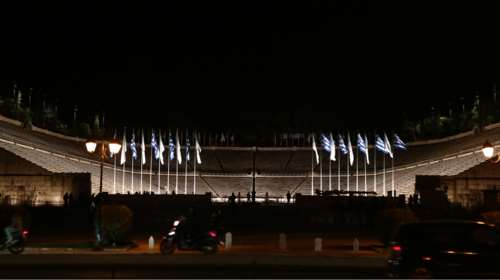 Νέο &quot;φως&quot; στο εμβληματικό Καλλιμάρμαρο: Ο &quot;θερμός&quot; φωτισμός που αναδεικνύει το πεντελικό μάρμαρο [Εικόνες]