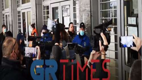 Ένταση και προπηλακισμοί έξω από τα δικαστήρια Θεσσαλονίκης - Γιούχαραν κατά λάθος άλλους κατηγορούμενους [βίντεο]