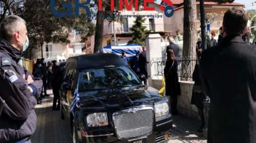 Θρήνος στη Θεσσαλονίκη: Το τελευταίο αντίο στον Μπόρις Μουζενίδη - Τυλιγμένο με τη σημαία το φέρετρο [εικόνες-βίντεο]