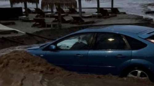&quot;Μάχη&quot; με την κακοκαιρία στη Θάσο: Πλημμύρισαν δρόμοι, σπίτια και επιχειρήσεις - Αυτοκίνητα θάφτηκαν στη λάσπη [Εικόνες]