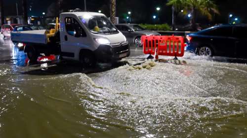 Μεγάλα προβλήματα από την καταιγίδα: Γέμισε ξανά λύματα η Λ. Ποσειδώνος από το φρεάτιο της ΕΥΔΑΠ [εικόνες - βίντεο]
