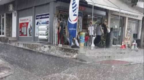 Ισχυρή καταιγίδα στη Θεσσαλονίκη: Άνοιξαν οι ουρανοί - Αστραπές και χαλάζι [Βίντεο]