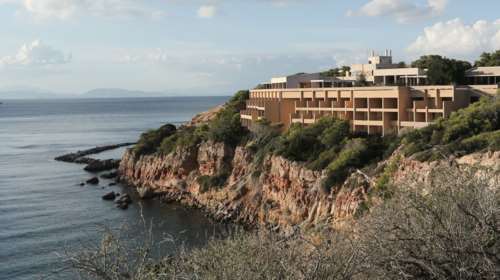 Στα χαρακώματα ξενοδοχεία και δήμοι για την επιβολή νέων τελών - Η περίπτωση του Αστέρα Βουλιαγμένης