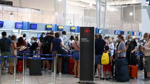 Σαρώνει η μετάλλαξη Όμικρον: Πάνω από 7.000 πτήσεις ματαιώθηκαν παγκοσμίως το Σαββατοκύριακο των Χριστουγέννων