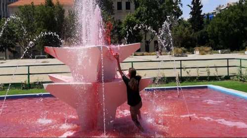 ΑΠΘ: Έβαψαν κόκκινο το συντριβάνι στην πλατεία Χημείου οι φοιτητές [εικόνες - βίντεο]