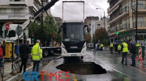 Θεσσαλονίκη: Απίστευτες εικόνες με το λεωφορείο γεμάτο επιβάτες που το "κατάπιε" τρύπα στο δρόμο [εικόνες - βίντεο]