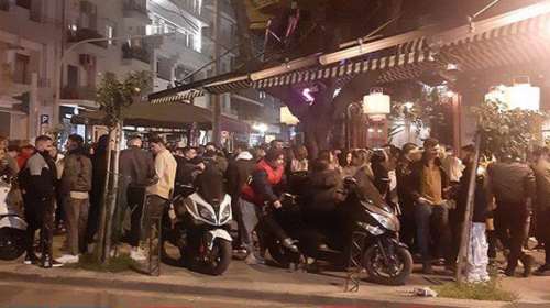 Θεσσαλονίκη: &quot;Κορονο-πάρτι&quot;, ουρές για ένα ποτό και… κρυφτούλι στα στενά [Βίντεο-Εικόνες]