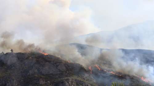 Φωτιά στον Γράμμο: Στις φλόγες δασική περιοχή σε δύσβατο σημείο - Στη "μάχη" πυροσβεστικό ελικόπτερο [βίντεο]