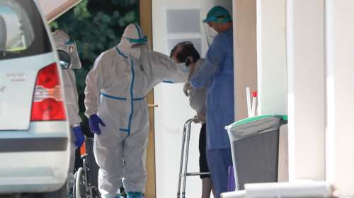 "Καμπανάκι" Παπαευαγγέλου: Ποιες ηλικίες κινδυνεύουν από την Όμικρον