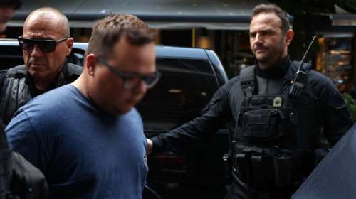 &quot;Εκνευρίστηκα, πήρα ένα κουζινομάχαιρο και την κάρφωσα&quot;: Σοκάρει η απολογία του μητροκτόνου- Απαθής και ψυχρός