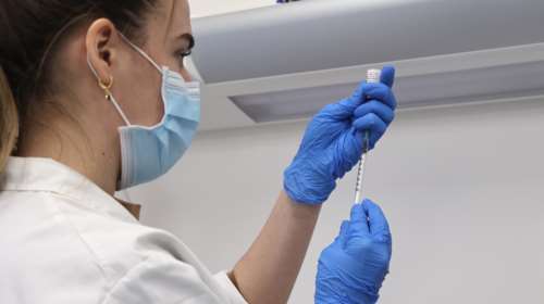 Κορονοϊός: Σήμερα η έγκριση και για τα επικαιροποιημένα εμβόλια για την Όμικρον 4 και 5