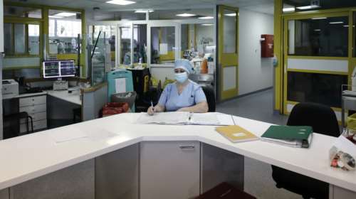 Κορονοϊός: &quot;Ήδη γίνεται επιλογή ασθενών, πεθαίνει κόσμος σωρηδόν&quot; - Σοκάρει εντατικολόγος της Β. Ελλάδας [Βίντεο]