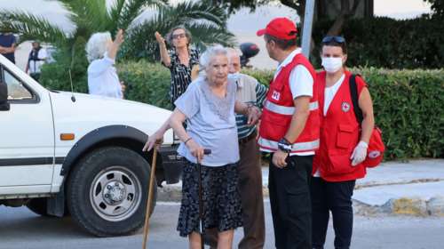 Φωτιές στη Μαγνησία: Πάνω από 1000 άτομα μεταφέρθηκαν στο εκθεσιακό κέντρο Βόλου - Πολλοί ηλικιωμένοι [εικόνες]