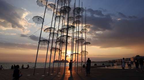 Θεσσαλονίκη: Στη Νέα Παραλία το γλυπτό για τα θύματα των Τεμπών &quot;Το δέντρο της μνήμης&quot;