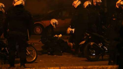 Bίντεο σοκ από τη Νέα Σμύρνη: &quot;Να πεθάνεις&quot; φώναζαν στον αιμόφυρτο αστυνομικό [σκληρές εικόνες]