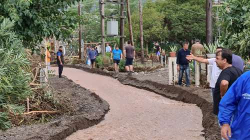 Ζηλευτό Λαμίας - Απίστευτο: Ο δρόμος του χωριού έγινε ποτάμι [εικόνες]