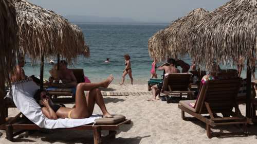 Χαμός στις οργανωμένες παραλίες - &quot;Φράκαρε&quot; από το μποτιλιάρισμα η παραλιακή [εικόνες]