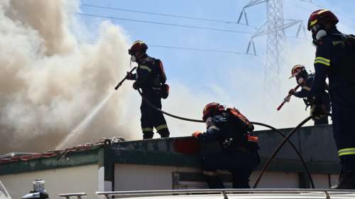 Μεγάλη φωτιά στη Βάρης - Κορωπίου: Ζημιές σε σπίτια και επιχειρήσεις, έκλεισαν δρόμοι - Εκκένωση σε Λαμπρικά - Κίτσι