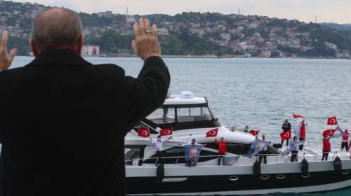 Άρχισε η φιέστα Ερντογάν για την Άλωση της Πόλης: Από τον Βόσπορο χαιρετά σημαιοστολισμένα πλοία [εικόνες]