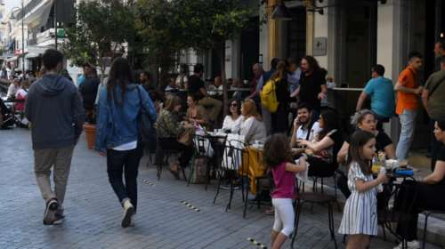 Η &quot;μεγάλη έξοδος&quot; για καφέ σε Αθήνα, Θεσσαλονίκη και Πάτρα: Κόσμος, χαμόγελα και αντισηπτικά [Εικόνες]