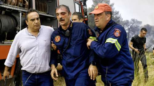 Φωτιές στην Κορινθία: Τραυματίστηκε πυροσβέστης από ρίψη νερού από ελικόπτερο