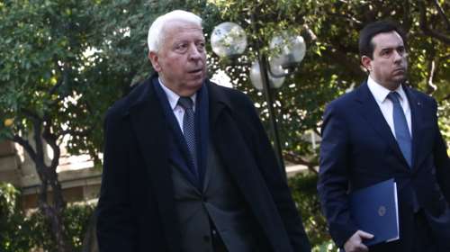 Ψάχνουν λύση για τον &quot;πόλεμο&quot; στα νησιά - Σύσκεψη χωρίς Μουτζούρη μετά τις χυδαιότητες