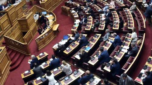 Πολεμικό κλίμα στη Βουλή για τις διαδηλώσεις, τις κασέτες και τις αποκαλύψεις Καλογρίτσα για τον Παππά