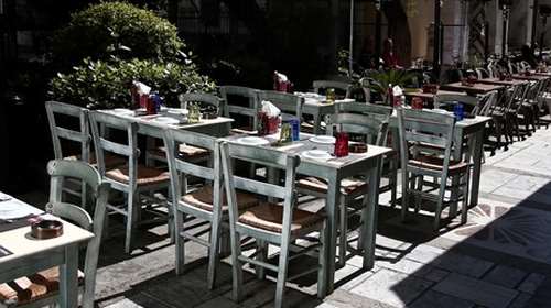 Έρευνα Interview: 8 στους 10 Έλληνες μένουν σπίτι - Τέλος οι ταβέρνες και οι καφετέριες