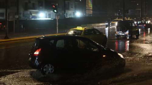 Ισχυρές καταιγίδες έπληξαν στην Αττική: Φθινοπωρινό το σκηνικό με βροχές και ανέμους - Πώς θα κινηθεί η Barbara τις επόμενες ώρες