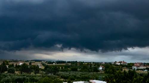 Επικίνδυνα καιρικά φαινόμενα: Εκτακτη ανακοίνωση για Αττική και άλλες 12 περιοχές της χώρας - Αποφύγετε κάθε περιττή μετακίνηση