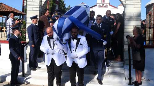 &quot;Αθάνατος&quot;: Συντετριμμένοι οι γονείς και ο αδελφός του Περικλή Στεφανίδη - Tα χειροκροτήματα του αποχαιρετισμού [βίντεο]