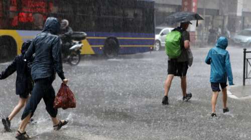 Συνεχίζεται επικίνδυνα η κακοκαιρία: Πού θα χτυπήσει μέσα στη νύχτα - Βροχές και καταιγίδες και την Παρασκευή [Βίντεο]