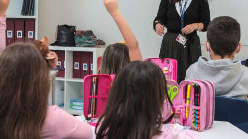 &quot;Είσαι πολύ όμορφη...&quot;: Σοκάρουν τα μηνύματα του δασκάλου και πατέρα δύο παιδιών στις 9χρονες μαθήτριές του