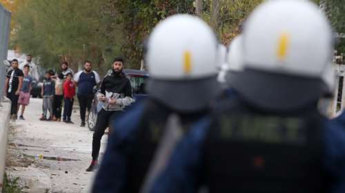 Επεισόδια από Ρομά στο Μενίδι: Πυροβόλησαν στο πρόσωπο διοικητή της ΟΠΚΕ - Δέκα οι τραυματίες αστυνομικοί