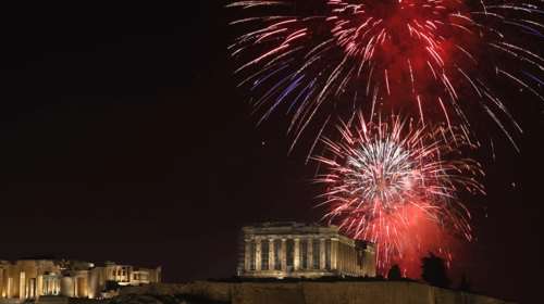 Η υποδοχή της νέας χρονιάς σε Αθήνα και Θεσσαλονίκη - Το φαντασμαγορικό θέαμα στο Σύνταγμα [βίντεο]