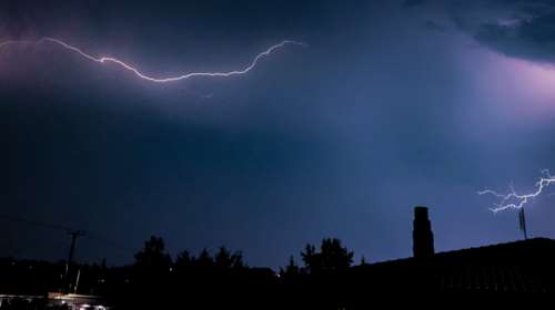 &quot;Χειρότερος&quot; ο καιρός την Πέμπτη με μπόρες και χαλάζι - 1.000 κεραυνοί έπεσαν την Τετάρτη στη χώρα