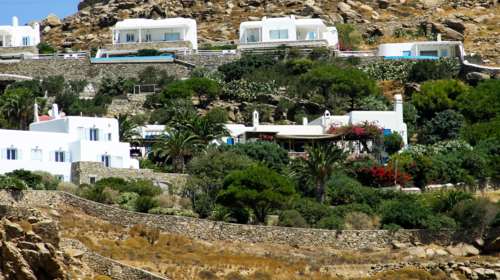 Τι συμβαίνει στη Μύκονο; - Οι παράνομες εκτός σχεδίου οικοδομές, ο ξυλοδαρμός του αρχαιολόγου και η παρέμβαση Μητσοτάκη