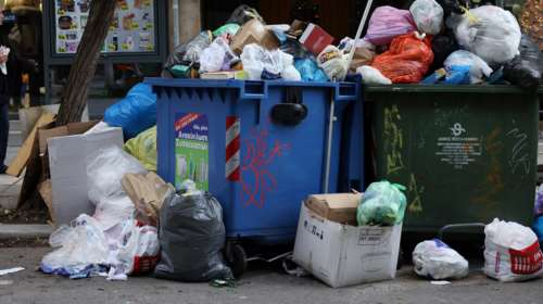 Η Αθήνα είναι πιο βρόμικη από ποτέ- Οι κάδοι με τα απορρίμματα είναι μονίμως ξεχειλισμένοι, τα πεζοδρόμια ζέχνουν