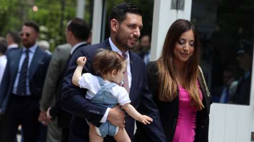 Κώνσταντίνος Κυρανάκης: Αγκαλιά με τη 10 μηνών κορούλα του για την ορκωμοσία της νέας κυβέρνησης