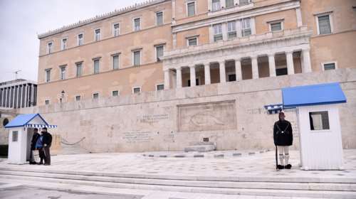 Συναγερμός στη Βουλή: Μαθήτρια επιχείρησε να μπει με μαχαίρι στο κτίριο