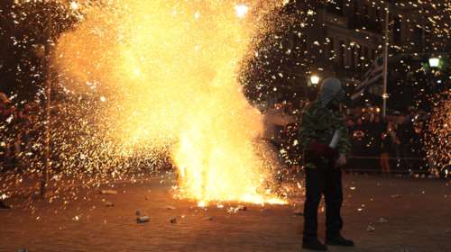 Πώς ακρωτηριάστηκε ο 13χρονος στη Σύμη - Εσκασε κροτίδα πάνω του, επτά συνολικά οι τραυματίες