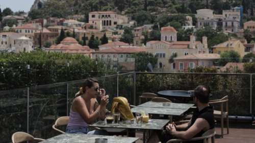 Κορονοϊός: 2.065 κρούσματα, 10 θάνατοι, 139 διασωληνωμένοι