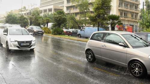 Μποτιλιάρισμα και φρακαρισμένους δρόμους προκάλεσε η καταιγίδα στην Αθήνα - Προβλήματα στην κυκλοφορία