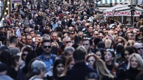 Ο ανοιξιάτικος καιρός και η ηλιοφάνεια βοήθησαν την αγορά - Πλήθος κόσμου στα καταστήματα