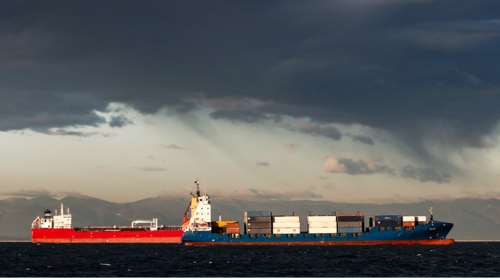 Θρίλερ ανοιχτά της Λιβύης: Πλοίο φορτωμένο με όπλα κατευθύνεται προς την Τρίπολη- Συνοδεύεται από τουρκικές φρεγάτες