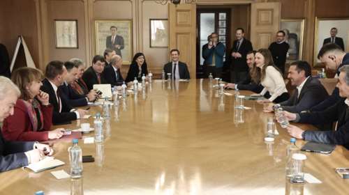 Η προσπάθεια Τσίπρα να σπάσει τον πάγο με τον Στουρνάρα - Ψάχνει &quot;θεσμική κανονικότητα&quot; ο ΣΥΡΙΖΑ