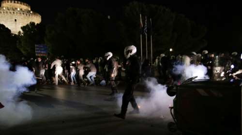 Θεσσαλονίκη: Επεισόδια με χημικά σε συγκέντρωση κατά του lockdown [Εικόνες-Βίντεο]